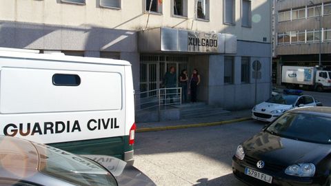 Un vehículo de la Guardia Civil a la entrada del juzgado de Chantada