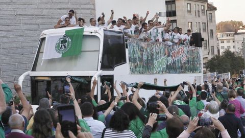 El equipo hizo un recorrido hasta la plaza de la Veracruz para celebrar el ascenso con los carballiñeses.