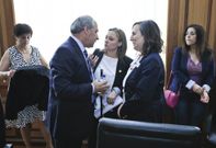 Tom� charla con Pilar L�pez (en el centro) y Mar�a Xos� Vega en el pleno de investidura. 