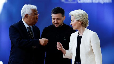 Ursula Von der Leyen, presidenta de la Comisión Europea, en Bruselas con António Costa, presidente del Consejo Europeo, y Volodímir Zelenski, presidente de Ucrania
