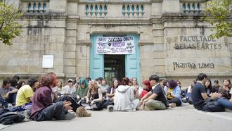 Sentada de alumnos de la Facultade de Belas Artes de Pontevedra, este jueves