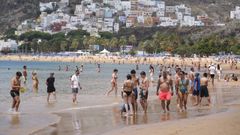 Baistas en Canarias, que est en emergencia por calor