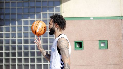 Tevin Brown en los exteriores del Pazo dos Deportes de Lugo