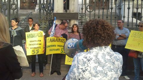 Concentraci�n de docentes interinos ante la Junta General.Concentraci�n de docentes interinos ante la Junta General 