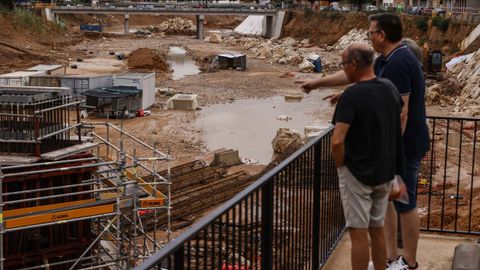 Dos hombres observan el barranco del Poyo tras las lluvias, a 29 de septiembre de 2025, en Paiporta, Valencia.