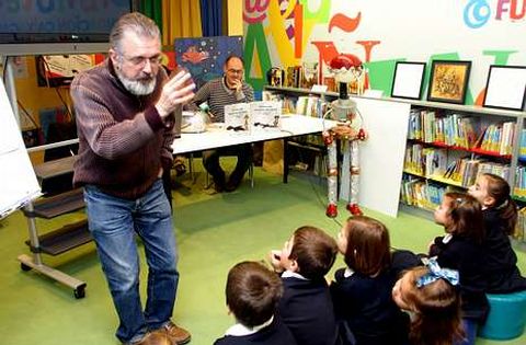 Miguel V�zquez Freire (de p�) e Xos� Tom�s, nun acto literario para p�blico infantil.