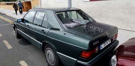 El Mercedes 190 de Rosario Porto est� aparcado frente al puesto de la Guardia Civil.