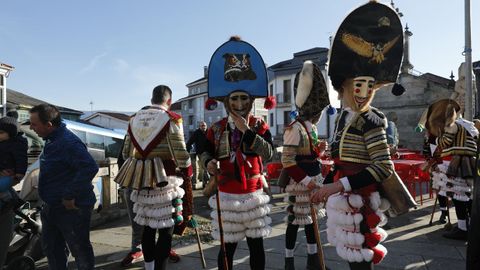 Os felos percorren Maceda.A comitiva co personaxe do entroido tradicional estn a percorrer os pobos do municipio e a Serra de San Mamede