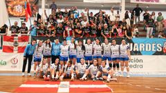 Las jugadoras del Guard�s, con su afici�n, tras el partido de vuelta frente al Boden.