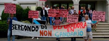 Varios vecinos abuchearon a algunos grupos municipales despu�s del pleno.