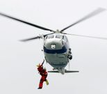 Gardacostas hizo ayer un ejercicio de salvamento en el puerto.