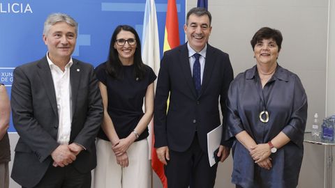 Los rectores de la UDC, Ricardo Cao, de la USC, Rosa Crujeiras, y de la UVigo, Carmen Garc�a, con el conselleiro de Educaci�n, este mi�rcoles en Santiago
