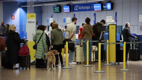 Colas en Alvedro este mi�rcoles por la tarde por los desv�os y cancelaciones a causa del temporal
