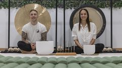 Hadri�n Lueiro y Natalia Pereira logran con sus ba�os de gongs �que la gente sienta que flota�, dicen.