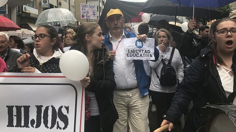 Un grupo de manifestantes de la escuela concertada exige la libertad educativa.Un grupo de manifestantes de la escuela concertada exige la libertad educativa 