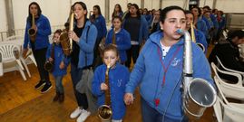 La comparsa de las Sin Xeito amenizaron ayer la Festa dos Callos en Vilaxoan