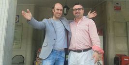 O co�ecido gaiteiro Carlos N��ez fixo parada no Rei das Tartas, en Mondo�edo.