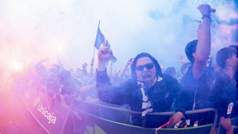 Aficionados del Real Oviedo antes del choque ante el Mirand�s