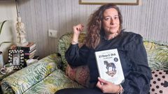Noelia Casanova con un ejemplar de su novela �El Gran E-Dok. La esfera tenue�, que es la primera parte de una trilog�a