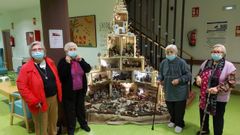 Cuatro usuarias de la residencia de A Milagrosa junto a la decoraci�n navide�a, la noche de Reyes