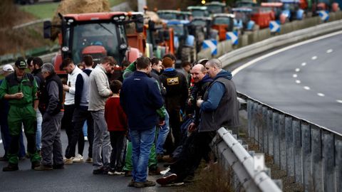 Agricultores franceses cortaron ayer la carretera N12 en Bretaa