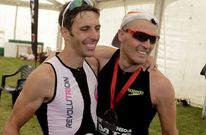 El triatleta santiagu�s celebrando el triunfo en As Pontes con el segundo clasificado. 