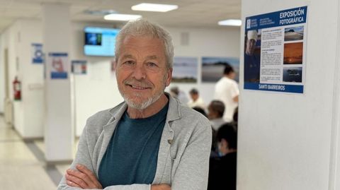 Santiago Barreiro con el cartel anunciador de la exposici�n.