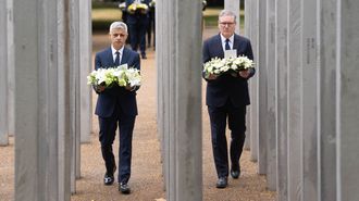 Starmer y Khan, este lunes durante la ofrenda floral en Hyde Park, Londres.