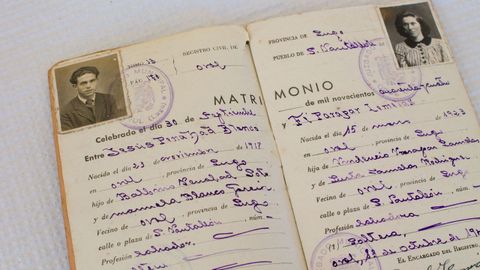 Libro de familia de Penabad y de su mujer Fe Parapar