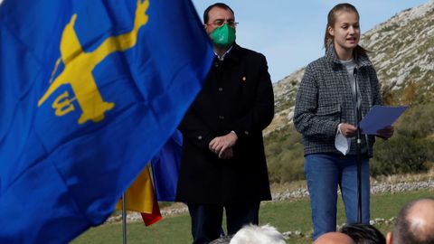 La infanta Leonor, durante su intervenci�n en el acto de la visita a El Puerto, en presencia del presidente asturiano, Adri�n Barb�n