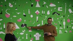 Pablo Otero explica su obra ante la mirada de la directora de la biblioteca N�s, Rosa D�az