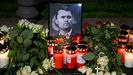 Rosas y velas en homenaje al activista conservador Charlie Kirk, en la Embajada de Estados Unidos en Berlín.