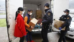 Imagen de archivo de un reparto de alimentos en Viveiro con Cruz Roja y Polic�a Nacional