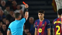 Kovacs ense��ndole la tarjeta roja a Pau Cubars� al filo del descanso