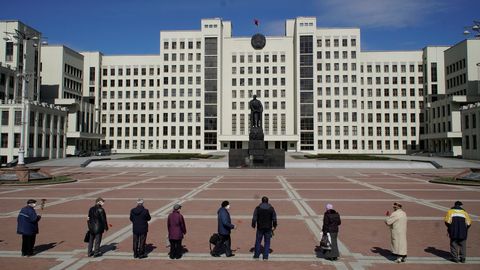 Ofrenda ante el monumento en homenaje a Lenin, del que se conmemora su 150 aniversario