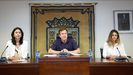 La concejala de Deportes, María Nogareda (izquierda), presenta una moción de censura contra el alcalde Benito Portela