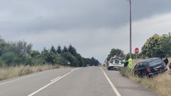 El coche de la conductora denunciada qued� en una cuneta de la carretera N-525 tras el accidente, en A Gudi�a