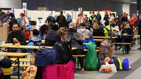 Refugiados ucranianos comen y descansan en un centro de bienvenida a su llegada a la estacin central de Hauptbahnhof en Berln.