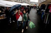 Imagen de la feria de Laxe ayer, donde el Concello llev� a cabo la encuesta.