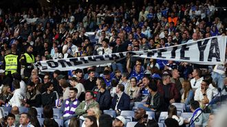 Momento en el que los efectivos de seguridad del estadio retiran una pancarta contra Florentino.