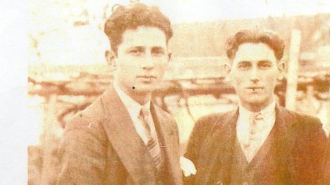 En esta foto durante la Segunda República se ve a Francisco López Castro y a Eduardo Otero Molas, vecinos de Marín que estuvieron presos en la isla de San Simón