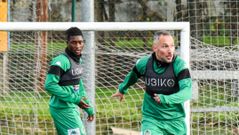 Ferreiro en una sesi�n de entrenamiento, observado por Alpha