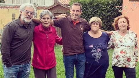 Pili, segunda por la izquierda