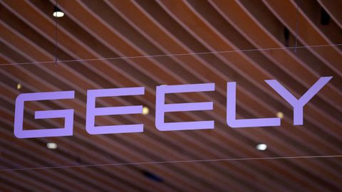 Imagen de archivo del logo de Geely durante la presentaci�n de la empresa en Francia este 2026.