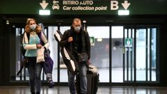 Pasajeros, ayer en el aeropuerto de Mil�n