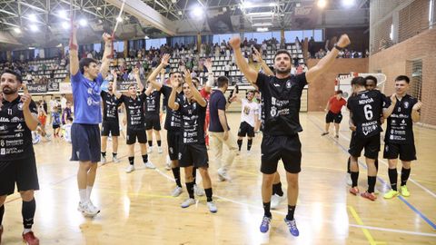 Celebraci�n del ascenso a Primera de O Parrulo en Carranque.
