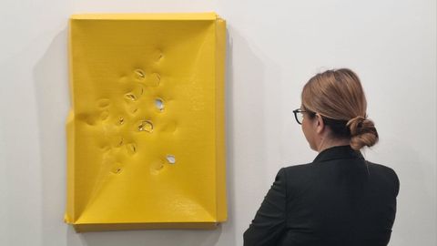 Pieza de �ngela de la Cruz en el stand de la galer�a vienesa Krinzinger.