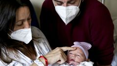 Abril es la primera viguesa del 2021.A las dos menos diez de la madrugada naci� en el �lvaro Cunqueiro la primera viguesa del nuevo a�o. Ver�nica y David, de Lavadores, se estrenaron ayer como padres, tras concebir a su peque�a en abril, seg�n dijeron, nombre que ya tiene una t�a de la ni�a y que les acab� por conquistar por doble motivo  para su hija. 