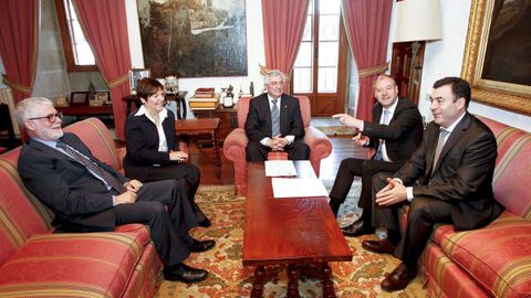 La imagen del pacto de hace diez años para descentralizar la docencia práctica de Medicina. De izquierda a derecha, Xosé Luís Armesto, rector de la UDC; Rocío Mosquera, conselleira de Sanidade; Juan Manuel Viaño, rector de la USC; Salustiano Mato, rector de la UVigo; y Román Rodríguez, conselleiro de Educación, y que es el único que sigue en su puesto.