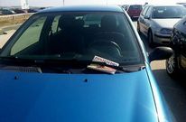 La publicidad fue depositada en todos los coches aparcados en la playa de A Lanzada. 